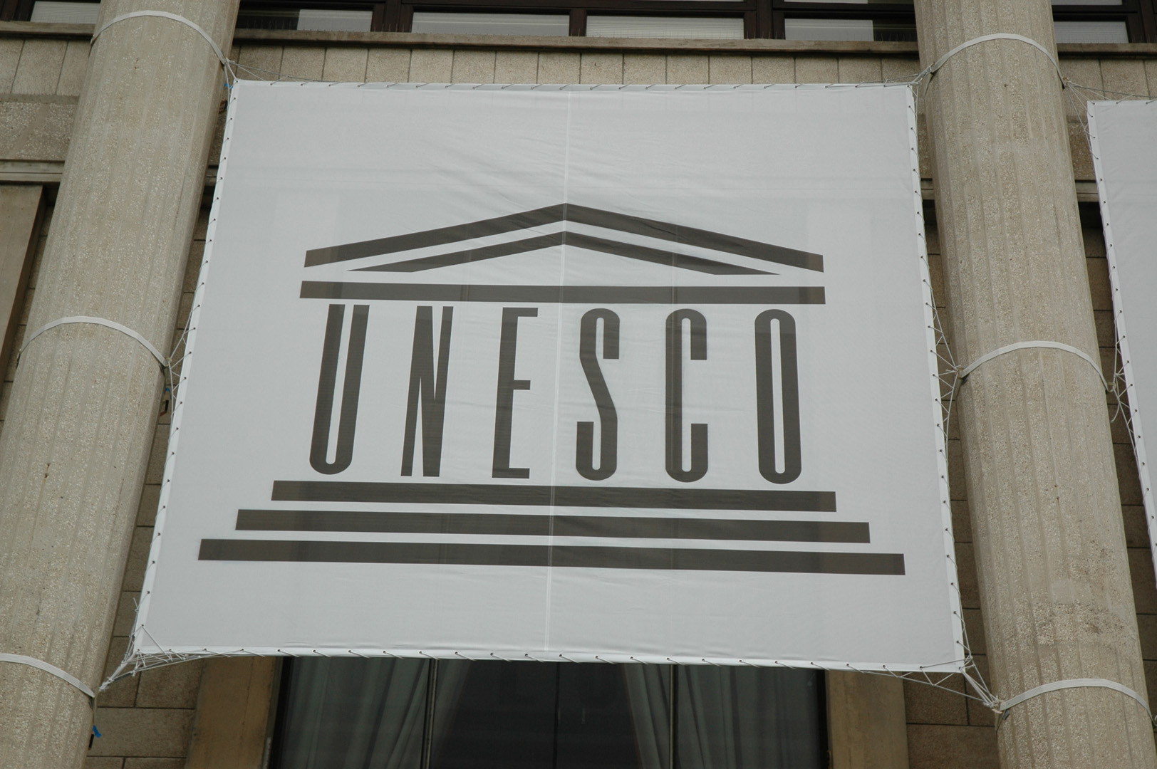 15 juillet 2005, La Mairie affiche fièrement l'obtention de l'inscription du centre-ville du Havre au patrimoine mondial de l'Unesco.