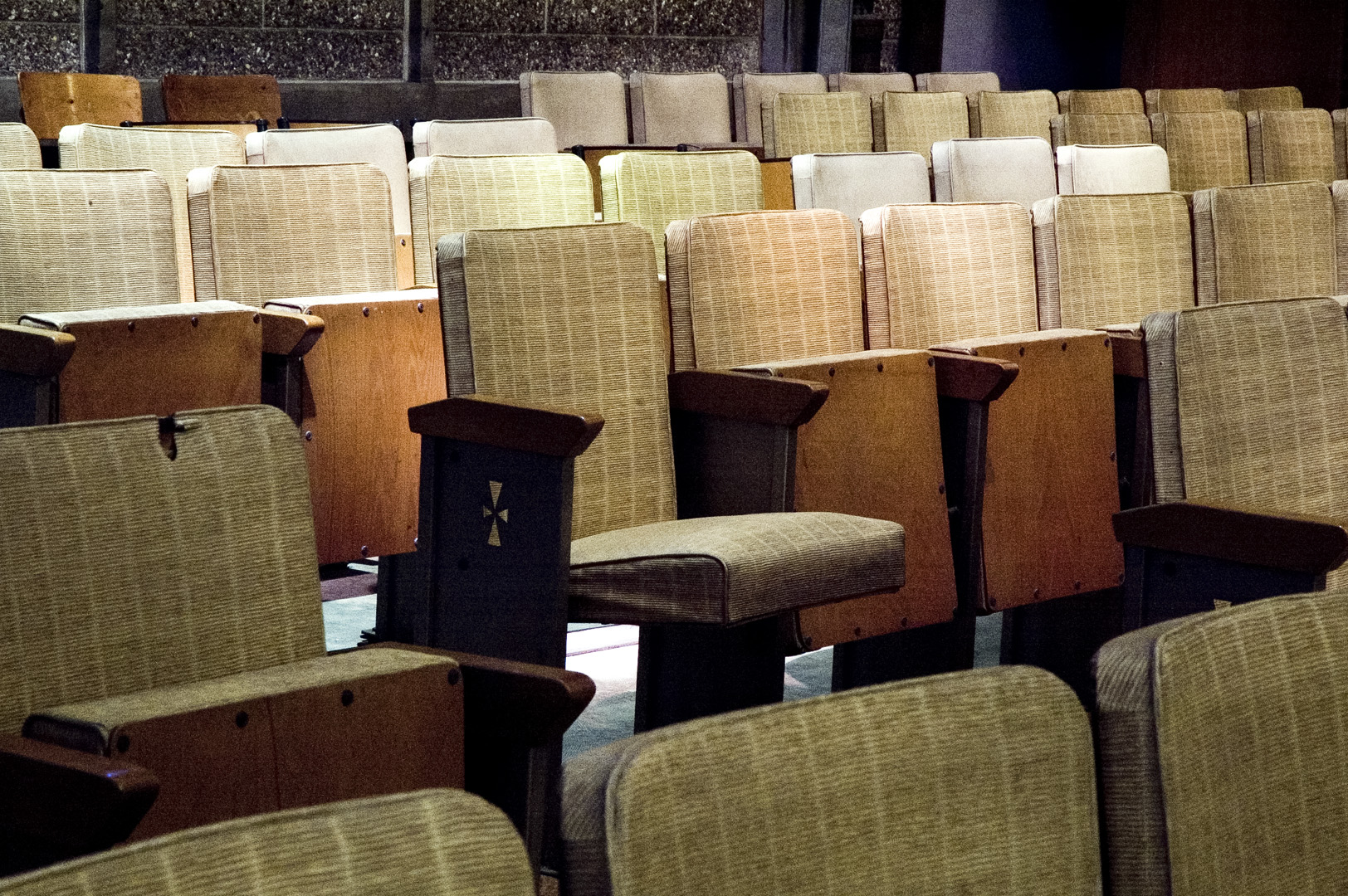 Des sièges comme au cinéma, Église Saint-joseph, Le Havre 2007.